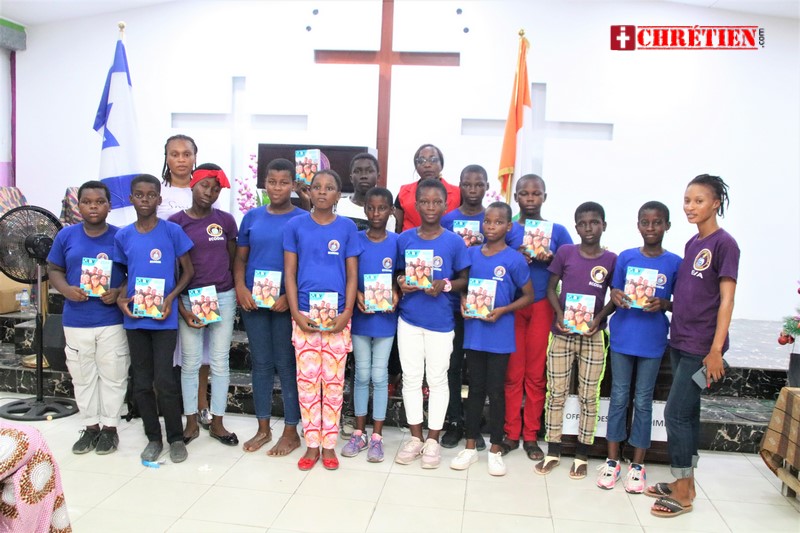 « Noël pour Christ 2023 » : La Ligue pour la Lecture de la Bible Côte d’Ivoire octroie 50 lecteurs aux enfants de l’Eglise la Vision Apostolique de Koumassi