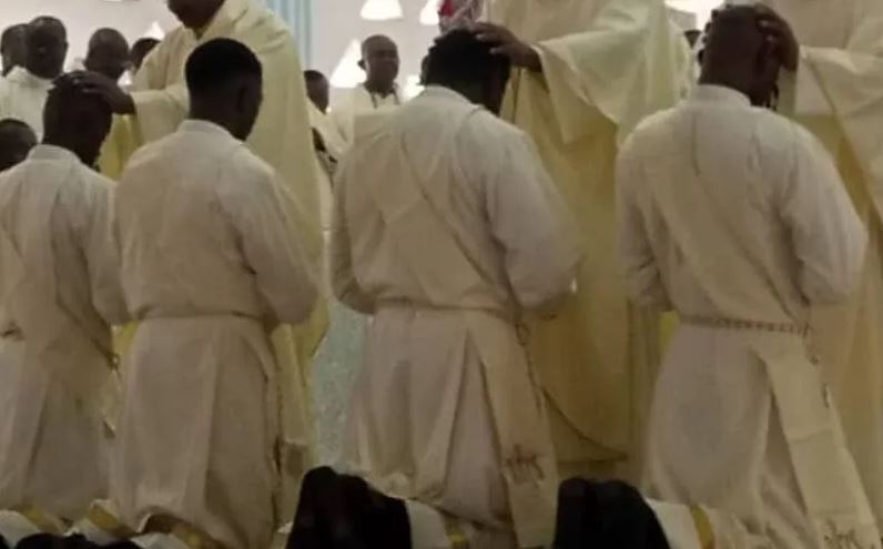 « J'ai été trompé » : Un évêque du Nigeria révoque l'ordination de « diacres » dans une affaire de falsification