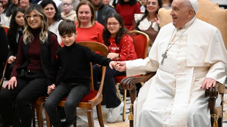 Le Pape invite des enfants aveugles à devenir des champions de l’espérance
