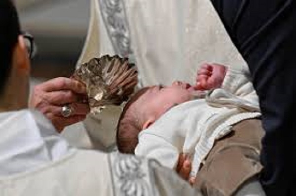 Le Pape baptise 21 nouveau-nés dans la chapelle Sixtine