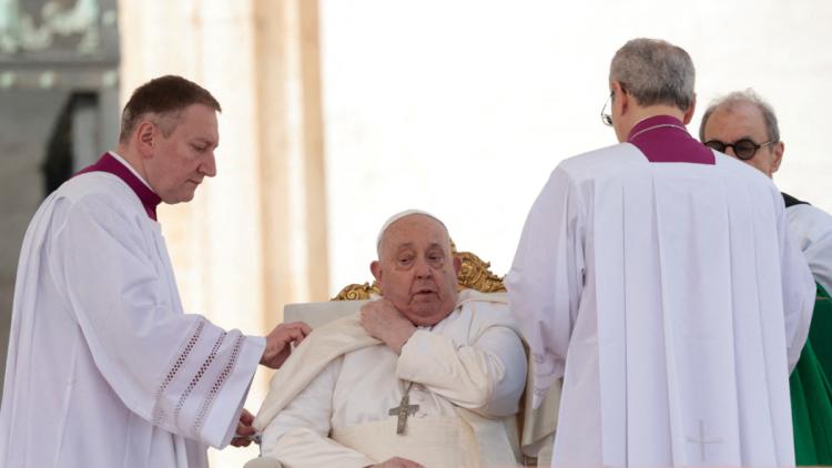 Les catholiques du monde unis dans la prière pour le Pape François en plein combat médical